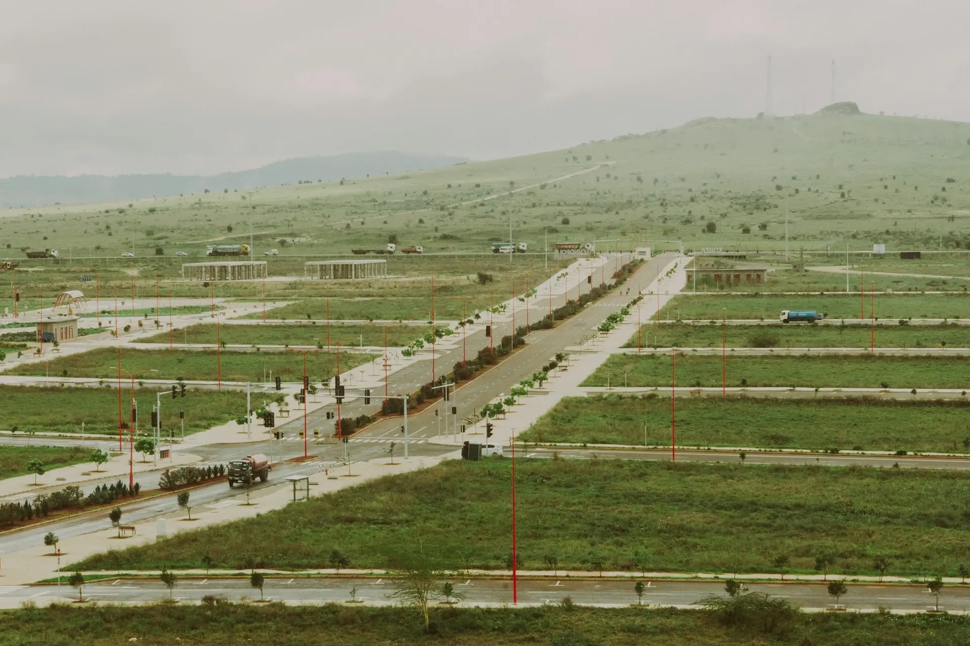 Yolları açılmış, parsellenmiş geniş bir arazi