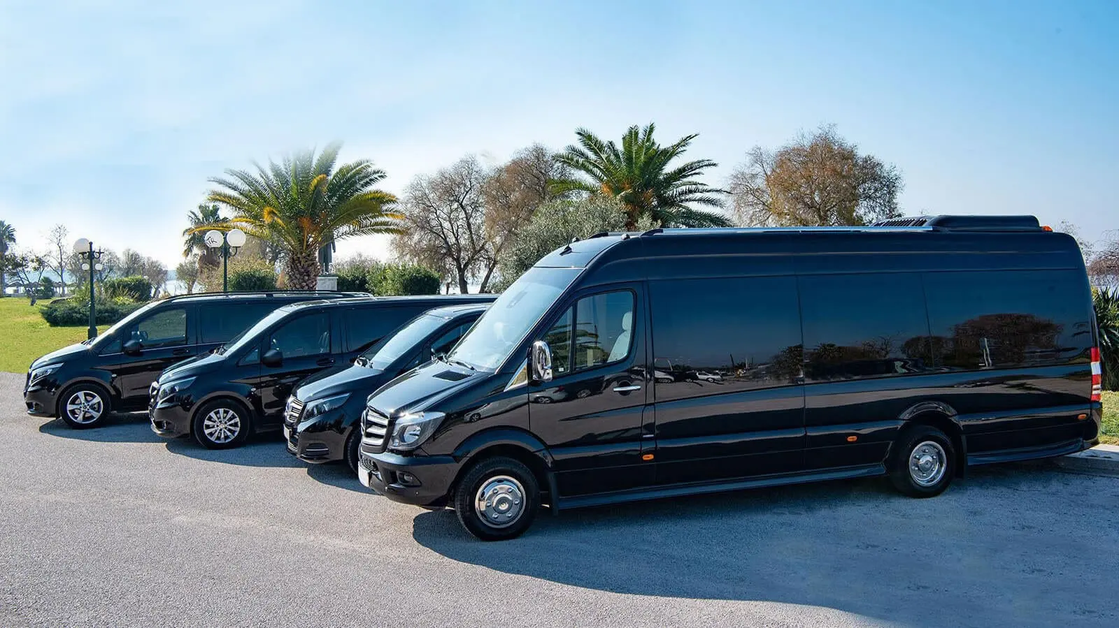 Apolyont Turizm’e ait siyah VIP minibüsler