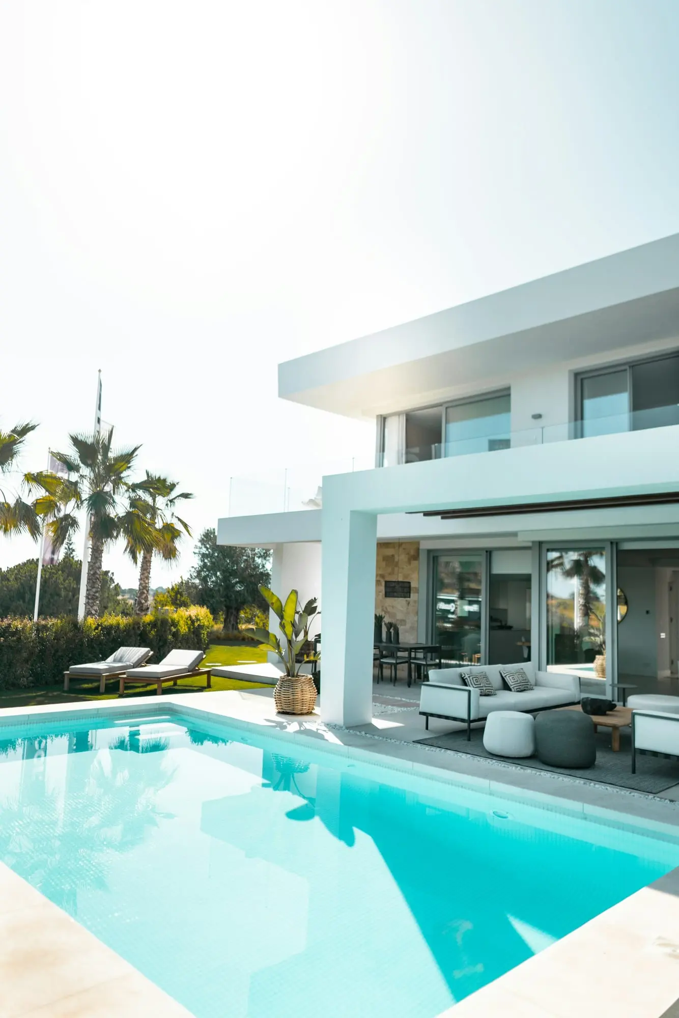Havuzlu, beyaz cepheli modern bir villa